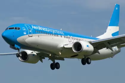 Carlos-Aerolineas-Argentinas-Boeing-737-800_PlanespottersNet_323374