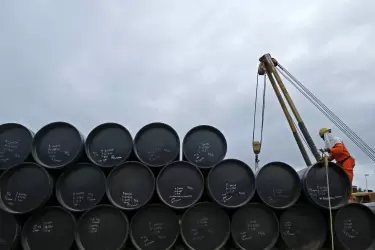 El barril de petróleo merodeaba los US$ 130 en la medianoche del domingo