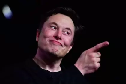 Elon-Musk-CEO-of-Tesla-640x480
