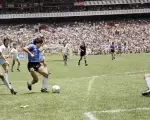 Diego en el "Gol del Siglo", una obra maestra tras dejar en el camino a medio equipo inglés antes de definir ante Shilton