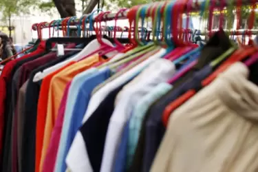 Inflación internacional y cambio de temporada impulsaron los precios de la ropa en marzo.