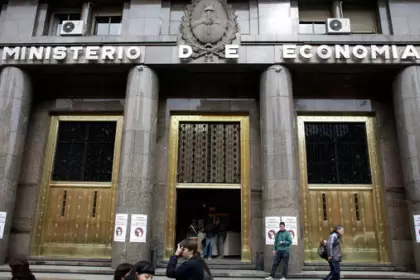 El Tesoro realizará hoy otra licitación de deuda en pesos, y debe reunir al menos $310.000 millones