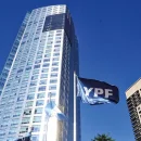 Golpe inesperado de YPF: deja de fabricar un insumo clave y enciende alarmas en una gigante del consumo