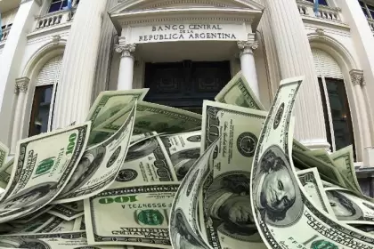 Se acelera la salida de los depósitos en dólares y los bancos le piden más billetes al Central
