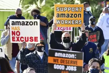 Los trabajadores de Amazon en Nueva York aprobaron hoy la formación del primer sindicato de la compañía.