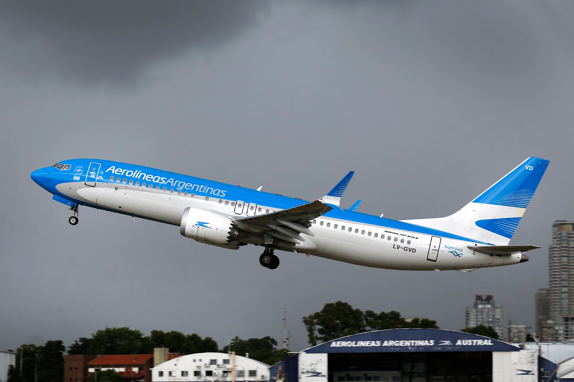Sputnik V: a la madrugada sale un avión de Aerolíneas Argentinas en busca  de un nuevo lote - El Economista