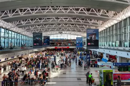 Paro sorpresivo de maleteros en Ezeiza, Aeroparque y Córdoba: 40 vuelos cancelados y 10.000 pasajeros varados