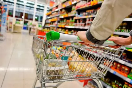 Las ventas en supermercados y mayoristas suben por tercer mes consecutivo.