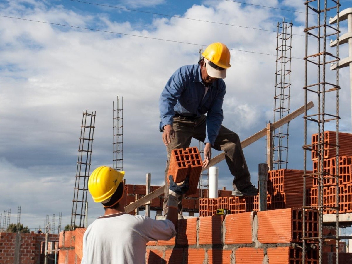 El Gobierno lanzó un plan de empleo para la construcción que apunta a  desocupados - El Economista