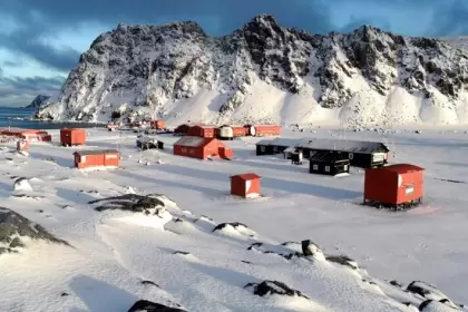 Pese a negar la agenda del cambio climático, ¿por qué Milei viajará a la Antártida?