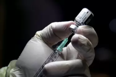La EMA aprobó una tercera dosis de las vacunas contra el coronavirus de Pfizer.