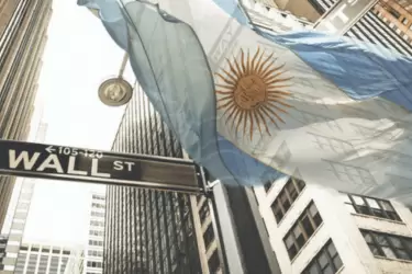 Las acciones argentinas y los bonos tiran a la baja, mientras Wall Street opera en verde.