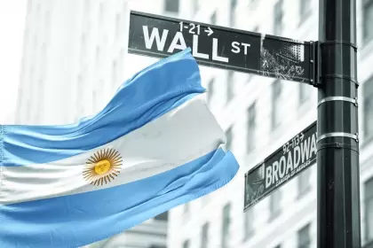 Las acciones argentinas tiran al alza, mientras Wall Street desciende.