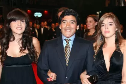 Diego Maradona junto a sus hijas.