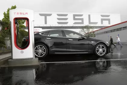 Tesla ahora vale más de US$ 1 billón tras la compra masiva de Hertz