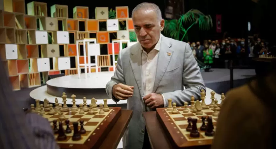 Kasparov regresa al ajedrez y donará lo que gane al equipo