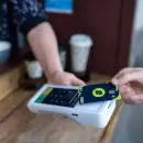 Lanzan la primera tarjeta de débito para pagar con criptomonedas en la Argentina