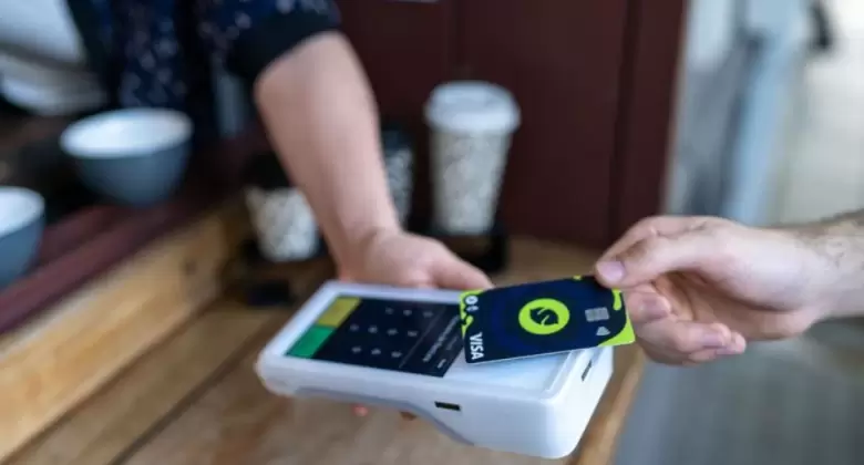 Lanzan la primera tarjeta de débito para pagar con criptomonedas en la Argentina