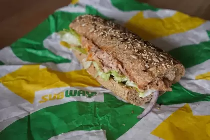Demanda colectiva contra el sandwich de atn de Subway: detectan ADN de pollo, cerdo y vaca