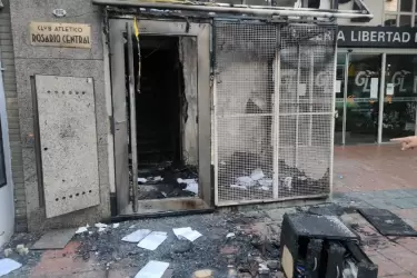 Sigue el caos en Rosario: arrojaron explosivos contra la sede social del club Rosario Central y decapitaron estatua