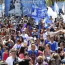 Columnas de sindicatos comienzan a marchar hacia Plaza de Mayo para el acto por el Da de la Militancia