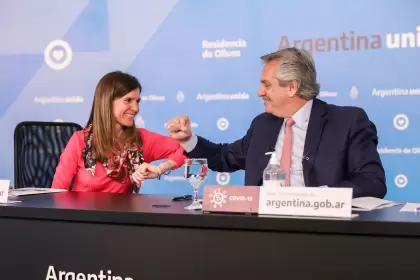 La titular de la Anses, Fernanda Raverta, y el presidente Alberto Fernández.