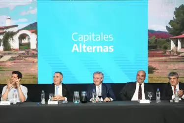 Alberto Fernández, Juan Manzur, Osvaldo Jaldo, Eduardo de Pedro y Francisco Serr
