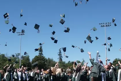 Los estudiantes universitarios aumentan 7% sus salarios al graduarse