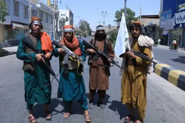 Talibanes prohíben a las mujeres hacer viajes largos sin estar acompañadas por un hombre, recomiendan el uso de barba y disuelven ministerios
