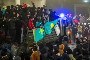 Kazajistán: ordenan a las tropas que "disparen para matar" a los manifestantes