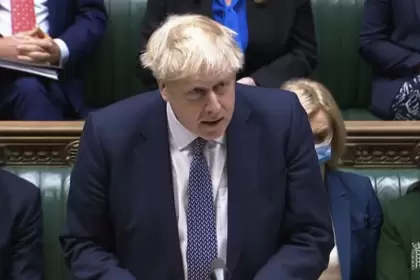 Boris Johnson admiti que asisti a una fiesta en pleno confinamiento y se disculpa: piden su renuncia