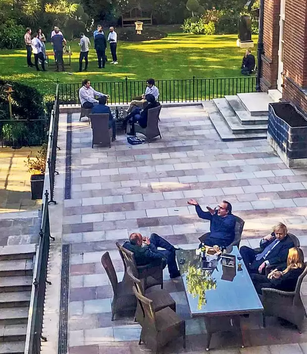 Boris Johnson y el personal fotografiados con vino en el jardín de Downing Street en mayo de 2020