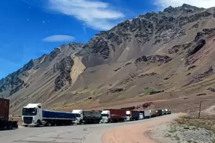 Crece la preocupación: más de 3.000 camiones varados en la frontera con Chile