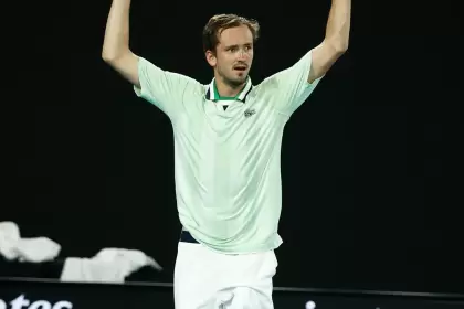 El ruso Medvedev jugará las semifinales del Australian Open contra el griego Tsi