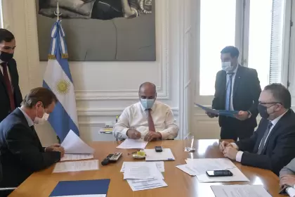 Juan Manzur, Gustavo Bordet y Matías Kulfas en la firma del convenio.