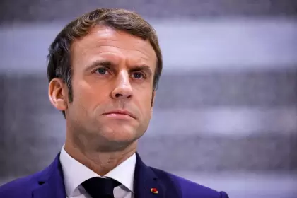 Un golpeado Emmanuel  Macron no cede terreno