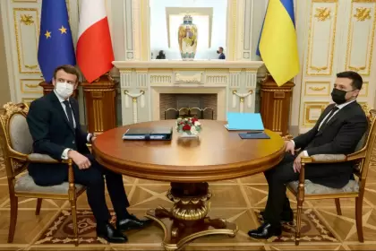 Emmanuel Macron junto a Volodymyr Zelenski