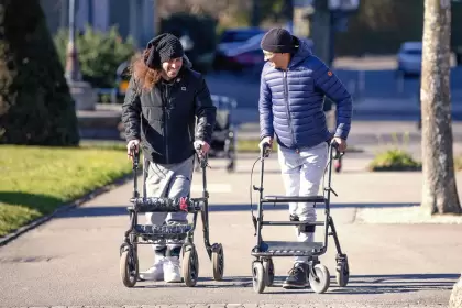 Tres pacientes con paralisis vuelven a caminar con implantes electricos en la mé