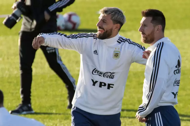 El "Kun" Agero cancel una entrevista con un medio francs por las crticas a Messi por su partido ante el Real