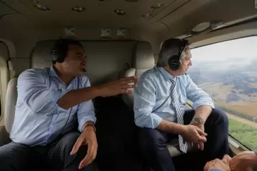 Alberto Fernández y Gustavo Valdés sobrevolando las zonas afectadas por los ince
