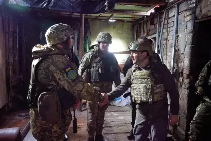 Zelenzky con las tropas ucranianas