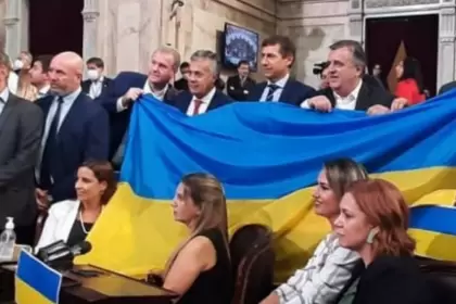 Los legisladores de JxC llevaron una bandera de Ucrania a la Asamblea Legislativ