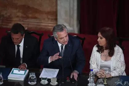 Alberto Fernández dando su discurso en la Asamblea Legislativa junto a Sergio Ma