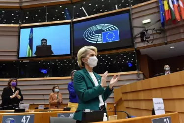 Ursula von der Leyen aplaudiendo a Volodimir Zelenski