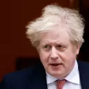 Boris Johnson dice que va a "seguir adelante" pese a la ola de renuncias en el Gobierno