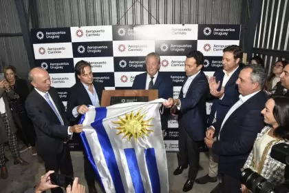 Aeropuertos Uruguay colocó la piedra fundacional del nuevo Aeropuerto Internacio