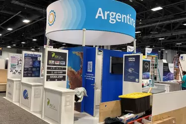 Stand argentino en la feria Satellite 2022.