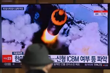 Una transmisión de noticias de Corea del Sur el 16 de marzo que muestra imágenes de archivo de una prueba de misiles de Corea del Norte.