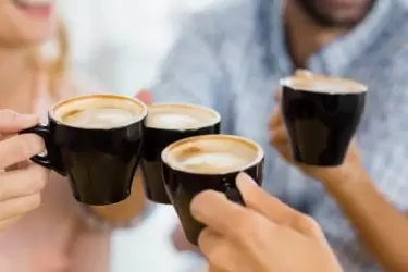 Beber de 2 a 3 tazas de café al día podría añadir años a tu vida, según nuevo estudio masivo.