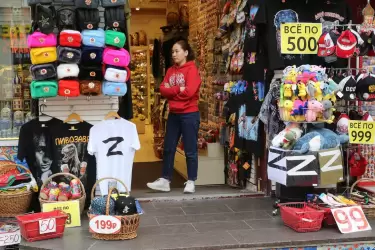 Tienda que vende camisetas con el símbolo pro-guerra 'Z' en Moscú.